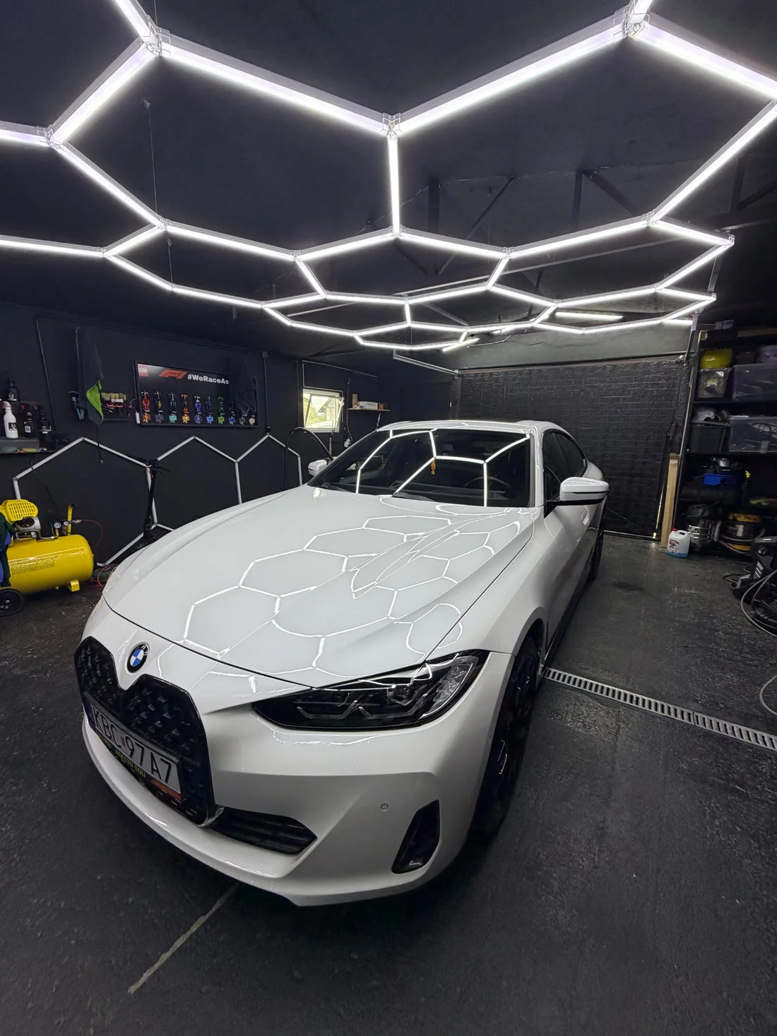 Białe BMW w studiu WolfWrap po pielęgnacji lakieru