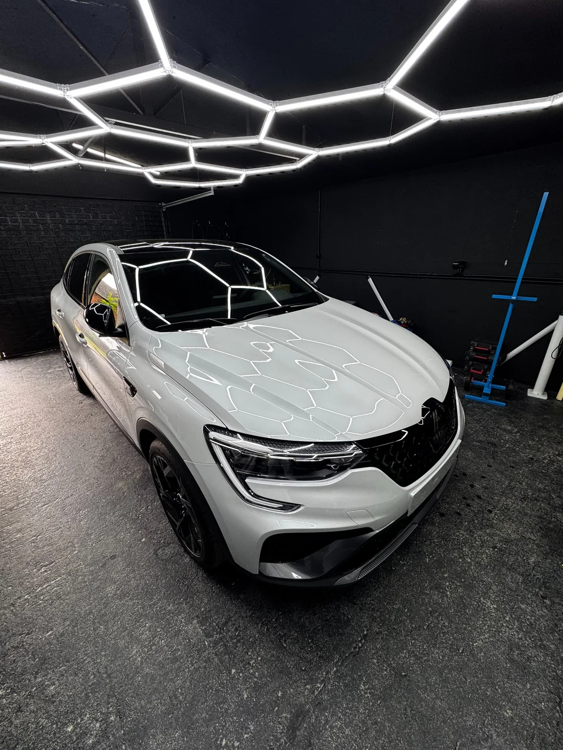 Biały SUV po zabezpieczeniu Full Front folią PPF i aplikacji powłoki ceramicznej w WolfWrap